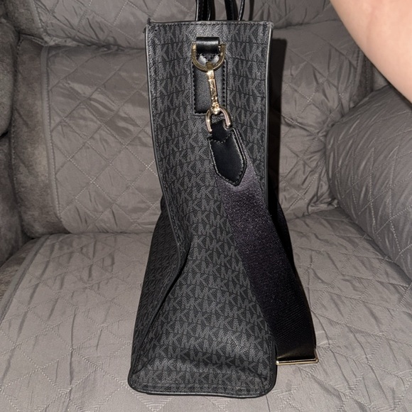 Michael Kors large tote - Picture 2 of 7